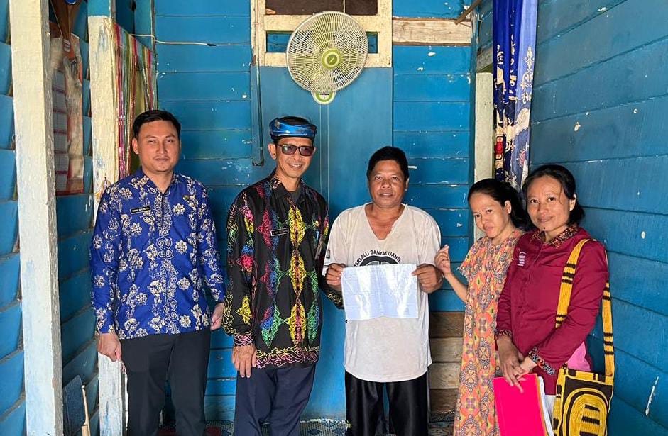 LANJUTAN: Dinsos, BPS, dan pendamping PKH usai melakukan verifikasi dan validasi calon penerima bansos. FOTO: SOPIAN/RADAR TARAKAN