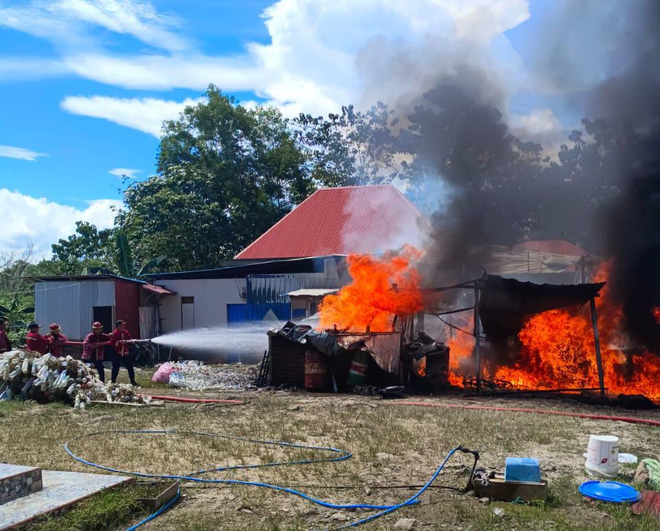 MEMADAMKAN API: Petugas pemadam kebakaran saat berusaha memadamkan api yang membakar kios BBM di Desa Binusan. FOTO:&nbsp;DOK DISDAMKAR NUNUKAN