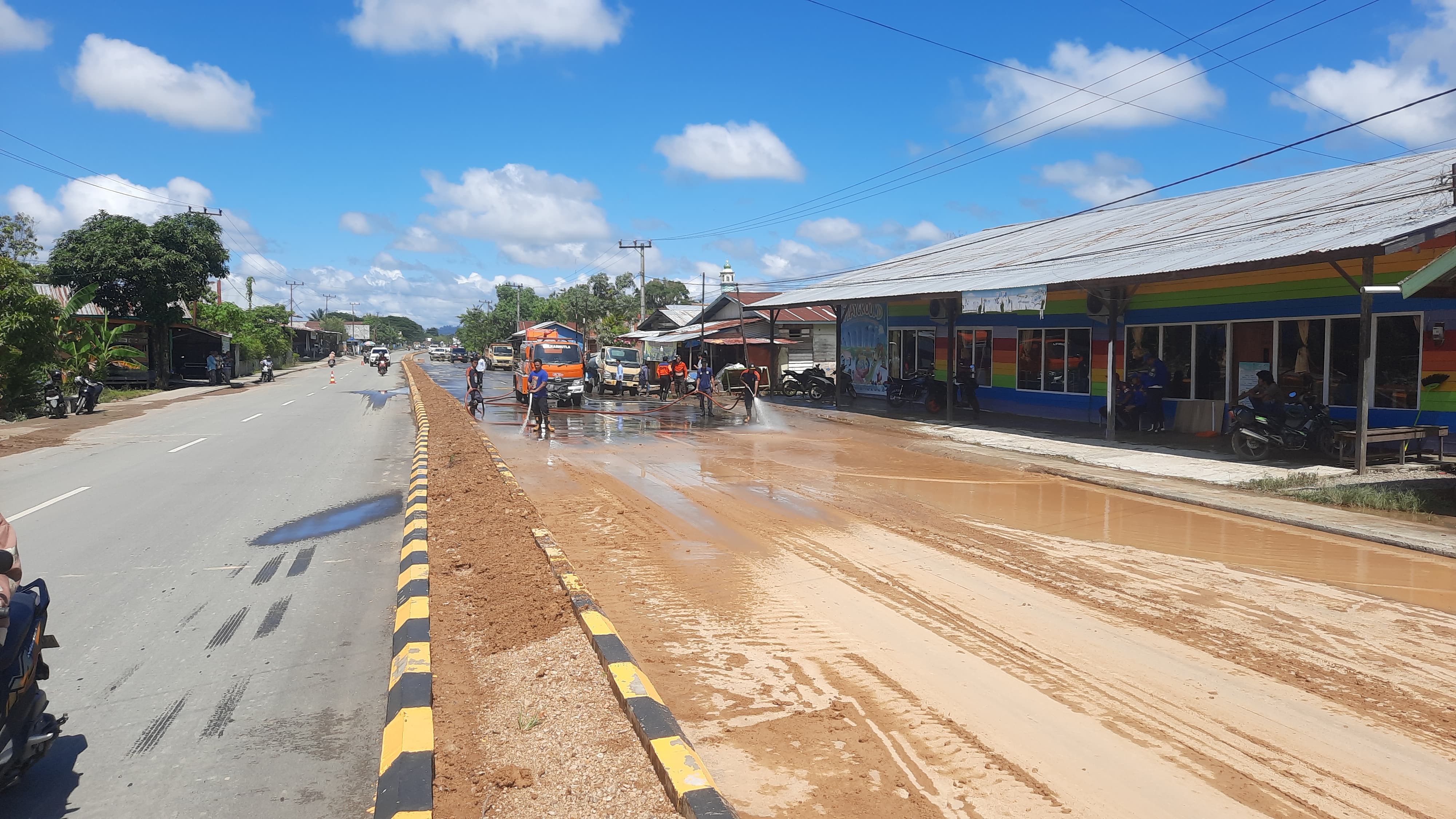 JALAN LICIN: BPBD dan instansi terkait melakukan pembersihan jalan berlumpur di jalan intimung Malinau Kota. FOTO:&nbsp;DIPA/RADAR TARAKAN