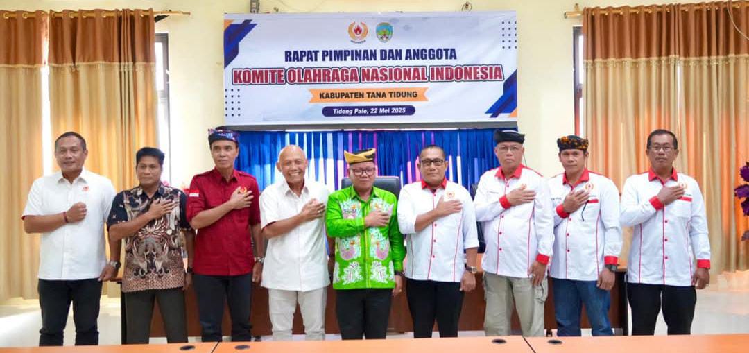 ABADIKAN MOMEN: Wabup Sabri bersama Wakil Ketua KONI Kaltara Wiyono Adie dan pengurus KONI Kabupaten Tana Tidung berfoto bersama.