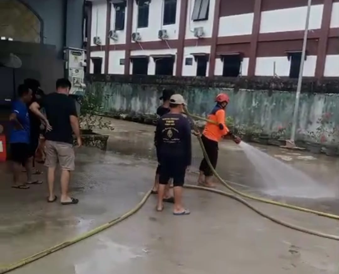 PASCA BANJIR: Kegiatan pembersihan fasilitas umum pasca banjir di Tanjung Selor. FOTO: ISTIMEWA