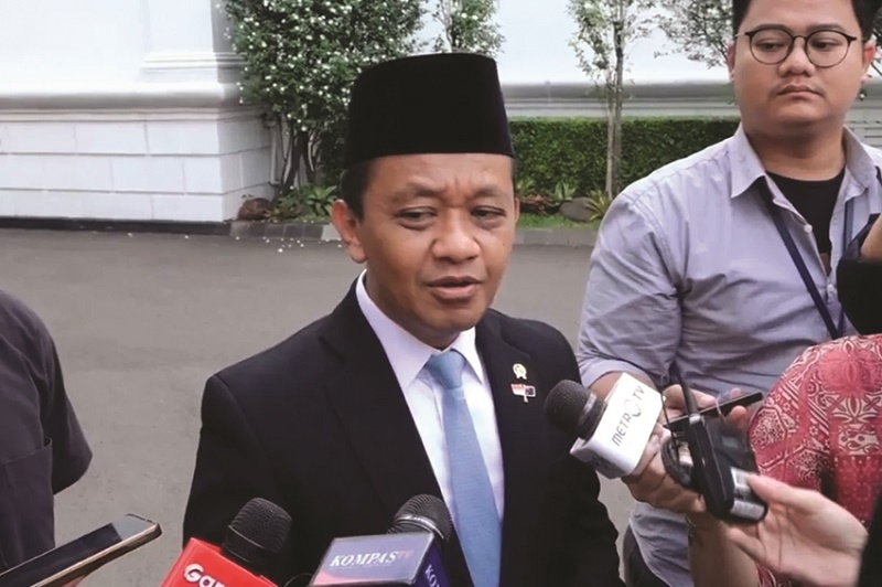 SERAHKAN KE PRESIDEN: Ketua Umum Partai Golkar Bahlil Lahadalia merespons soal isu perombakan cabinet Merah Putih. (Folly Akbar/Jawapos)