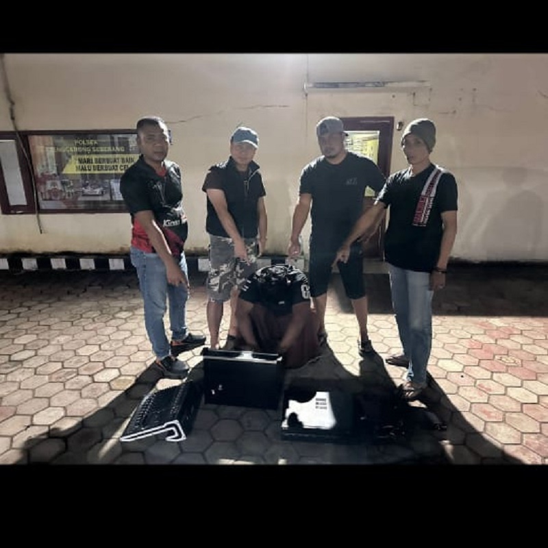 PEMUDA SETEMPAT: Polisi mengamankan seorang pemuda bernama Ahmad Usnan Ayub (23), warga setempat, pelaku pencurian peralatan masjid.FOTO:ISTIMEWA
