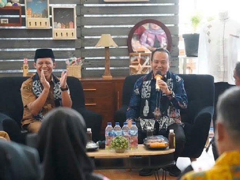 TRANSFORMASI DIGITAL: Wabup Bulungan, Kilat Bilung (kanan), berdiskusi hangat dengan jajaran Pemkab Pasuruan saat kunjungan studi tiru ke MPP di Jawa Timur.