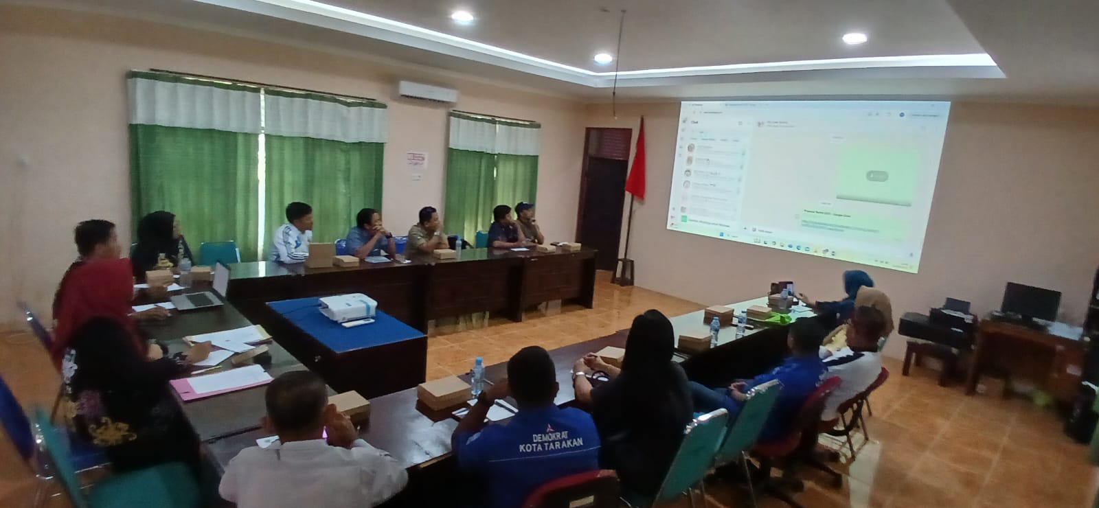 RAKOR: Suasana Rapat Koordinasi Bantuan Keuangan di Kantor Kesbangpol Tarakan. FOTO:&nbsp;AGUS DIAN ZAKARIA/RADAR TARAKAN