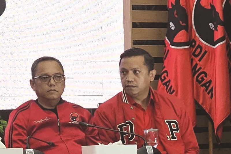 BIMTEK: Ketua DPP PDI Perjuangan Deddy Yevri Sitorus (kiri) mengingatkan kepada anggota DPRD PDI Perjuangan agar bekerja untuk rakyat. (Ridwan/JawaPos.com)