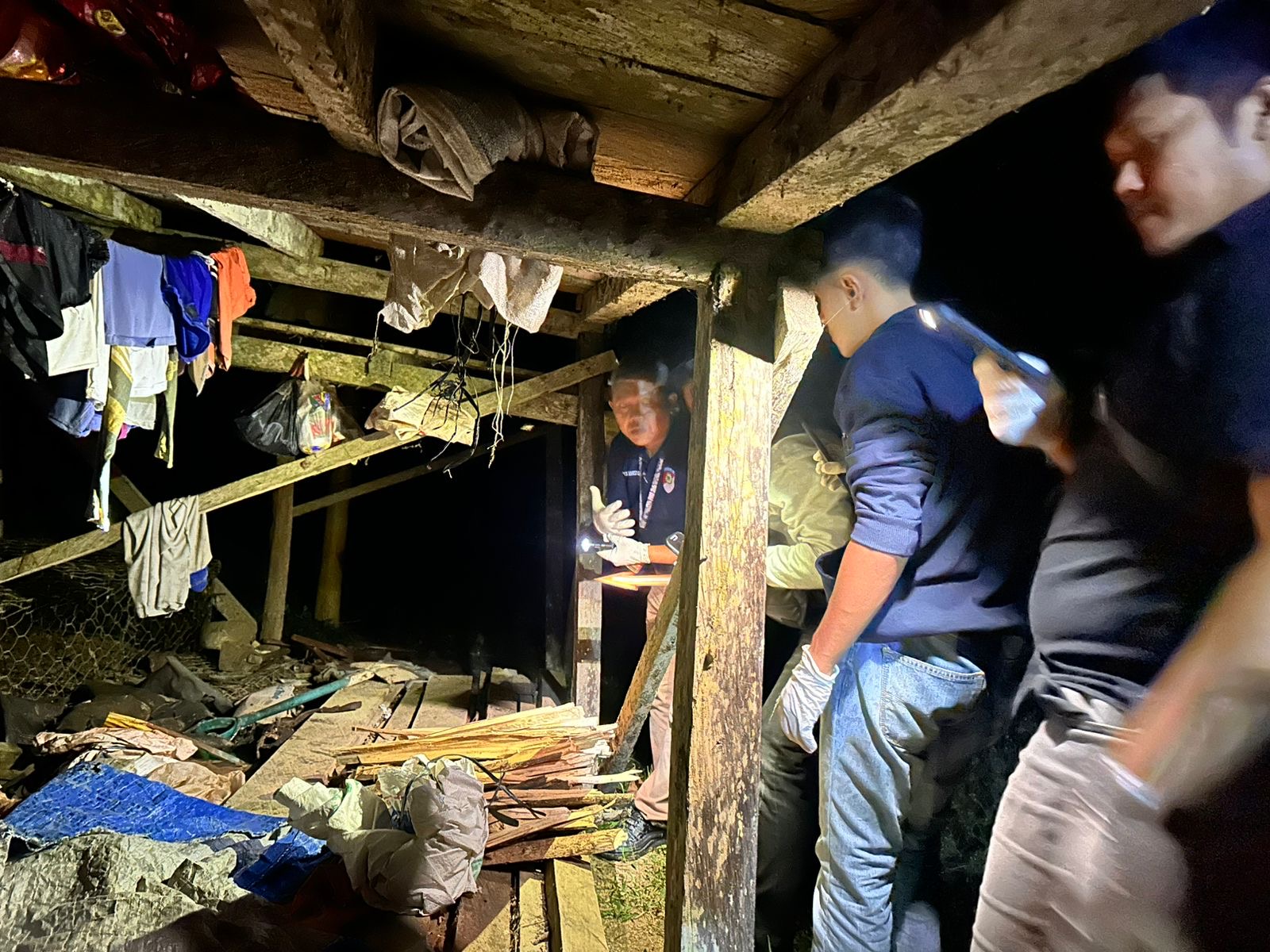 IST OLAH TKP: Sejumlah personel kepolisian melakukan olah TKP di sebuah pondok di km 48 Jalan Poros Bulungan&ndash;Berau.