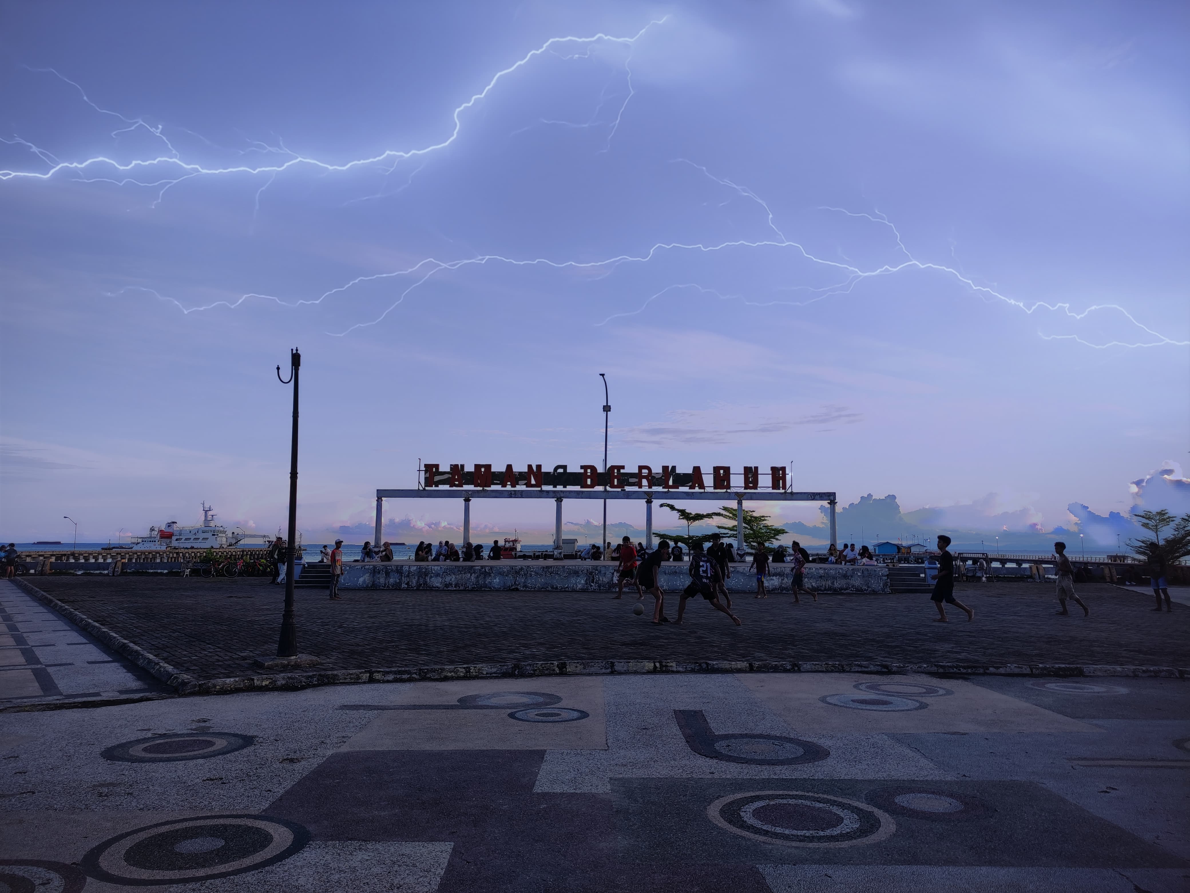 WASPADA: Ilustrasi cuaca ekstrem di Taman Berlabuh, Kota Tarakan. FOTO:&nbsp;ILUSTRASI WILDAN/RADAR TARAKAN