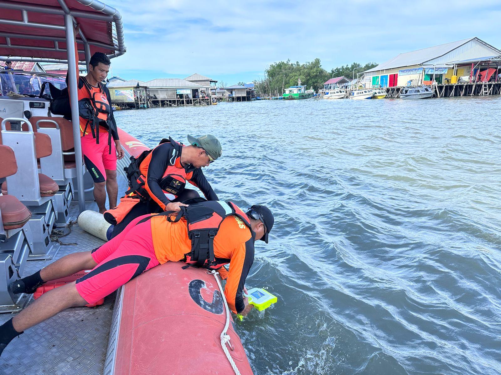PENCARIAN: Tim SAR melakukan pencarian terhadap seorang anak yang dilaporkan hanyut di Perairan Sekitar Pelabuhan Tengkayu II. FOTO:&nbsp;BASARNAS TARAKAN