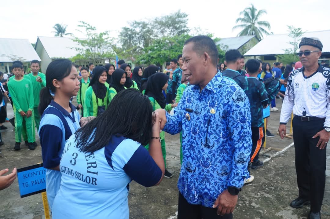 PENDIDIKAN: Para siswa saat bersalaman dengan Bupati Bulungan.