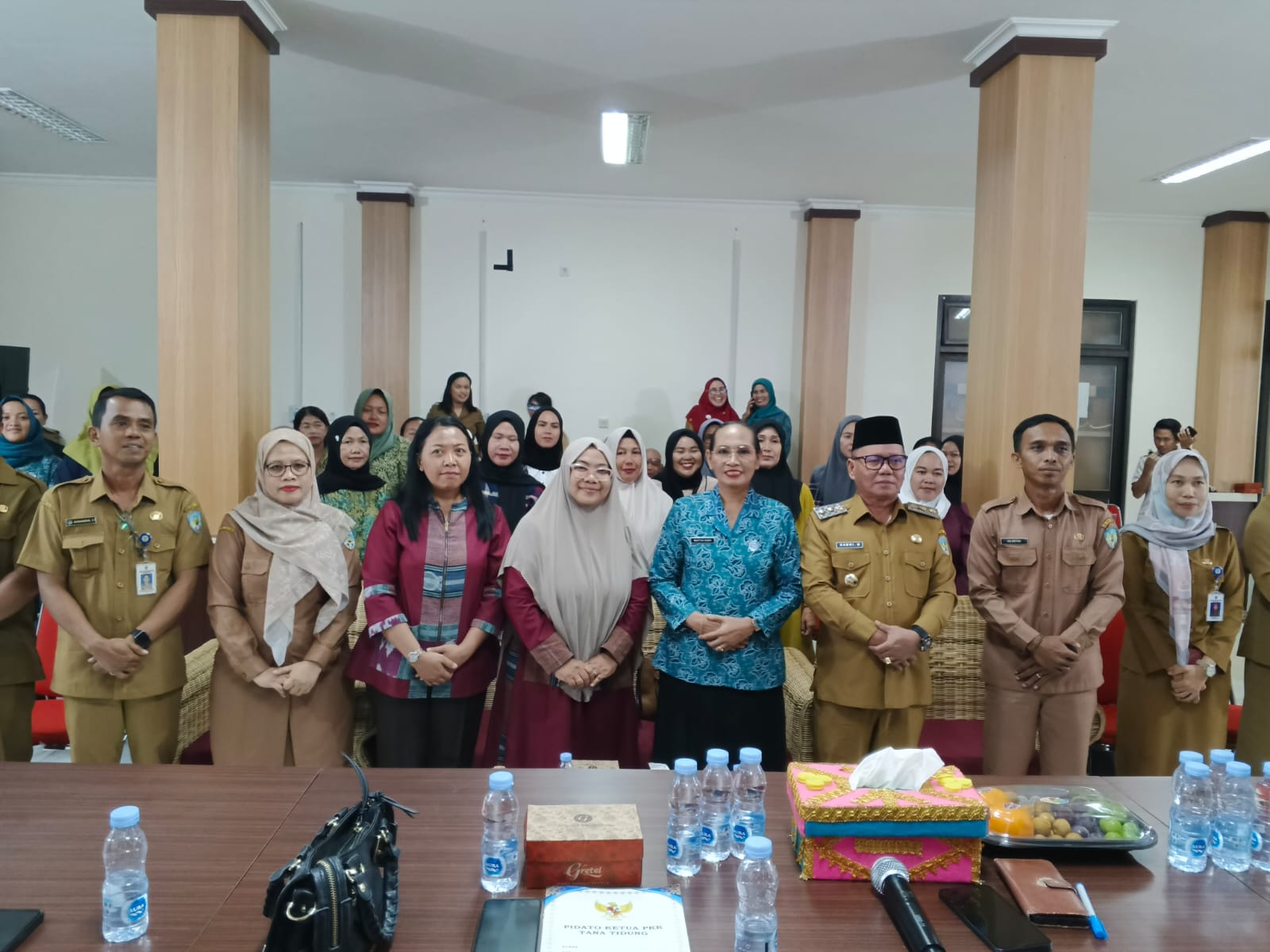KOMPETENSI: Wabup Sabri berfoto bersama usai membuka kegiatan pelatihan pembuatan sabun cuci. Foto:SOPIAN/RADAR TARAKAN