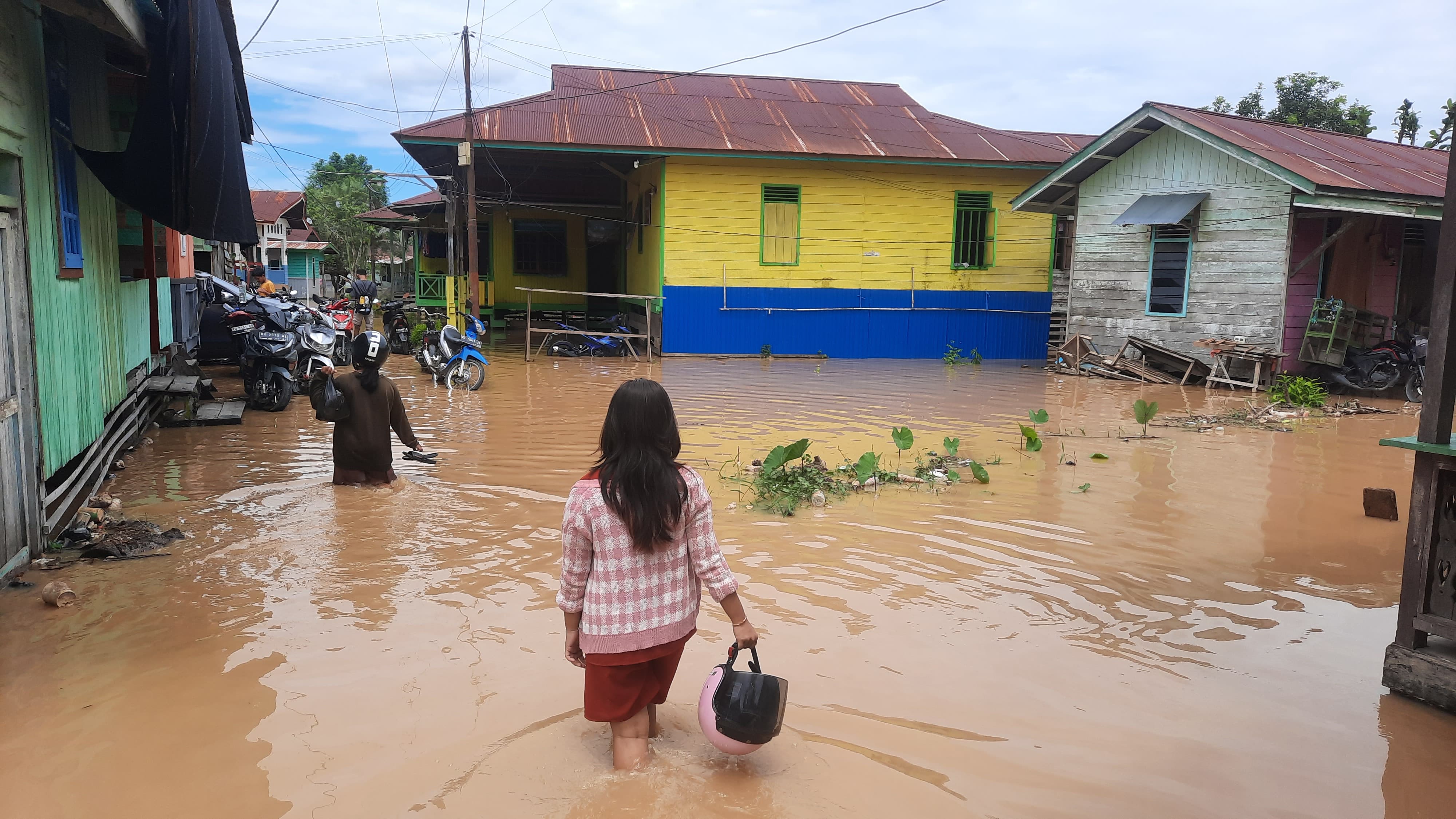BANJIR: Kondisi Banjir di padat pemukiman Kecamatan Malinau Kota. FOTO: DIPA/RADAR TARAKAN