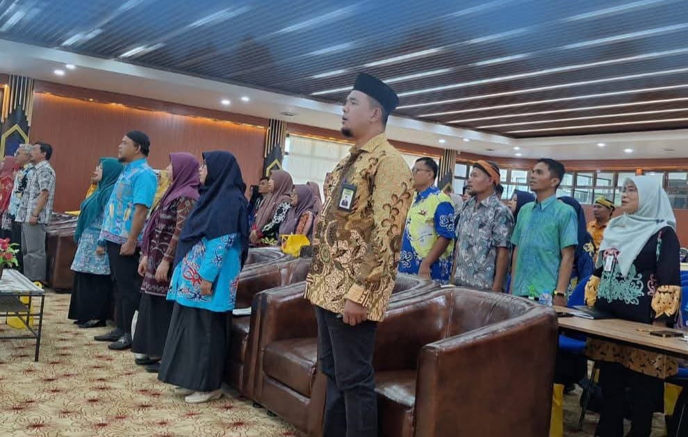 RAMAH ANAK: Para peserta berdiri menyanyikan lagu Indonesia Raya dalam pembukaan sosialisasi standarisasi SRA.