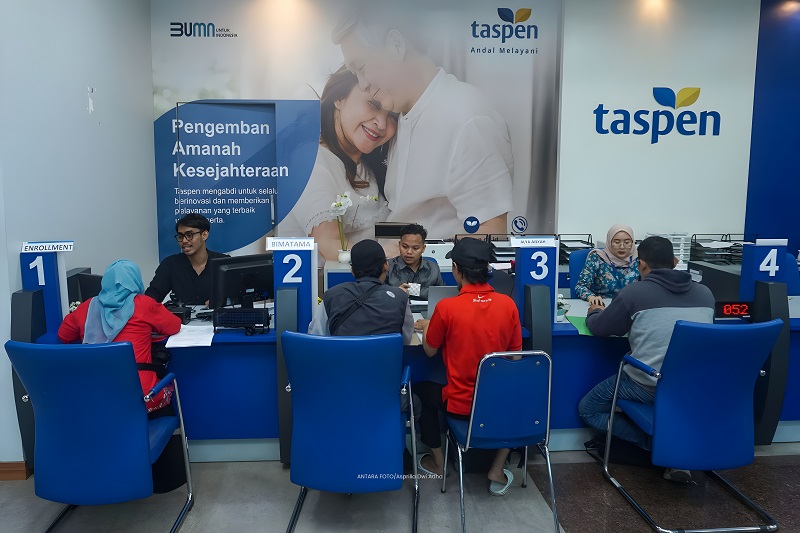 PELAYANAN: Karyawan PT. Taspen (Persero) sedang melayani masyarakat.