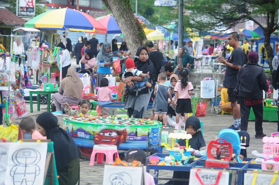 BERMAIN: Suasana ceria anak-anak bermain dan belajar mewarnai di Taman Tepian Sungai Kayan.