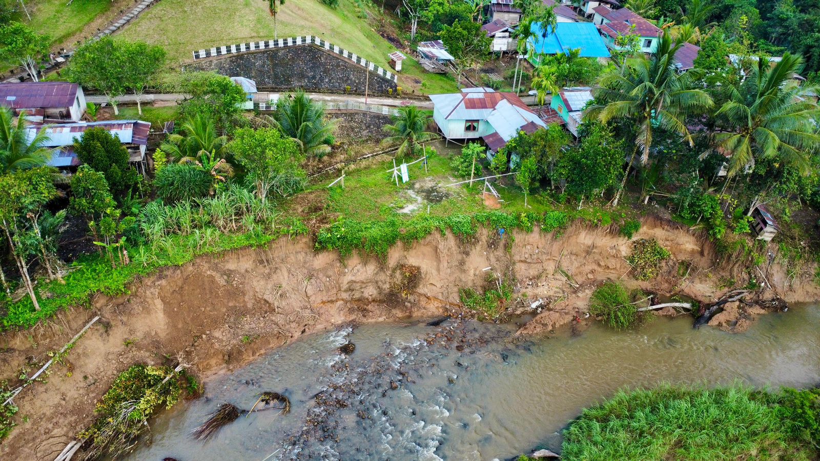 LONGSOR: Kondisi longsor yang terjadi di pinggirian Sungai Bahau, Desa Apau ping, Bahau Hulu. FOTO:&nbsp;ISTIMEWA/RADAR TARAKAN