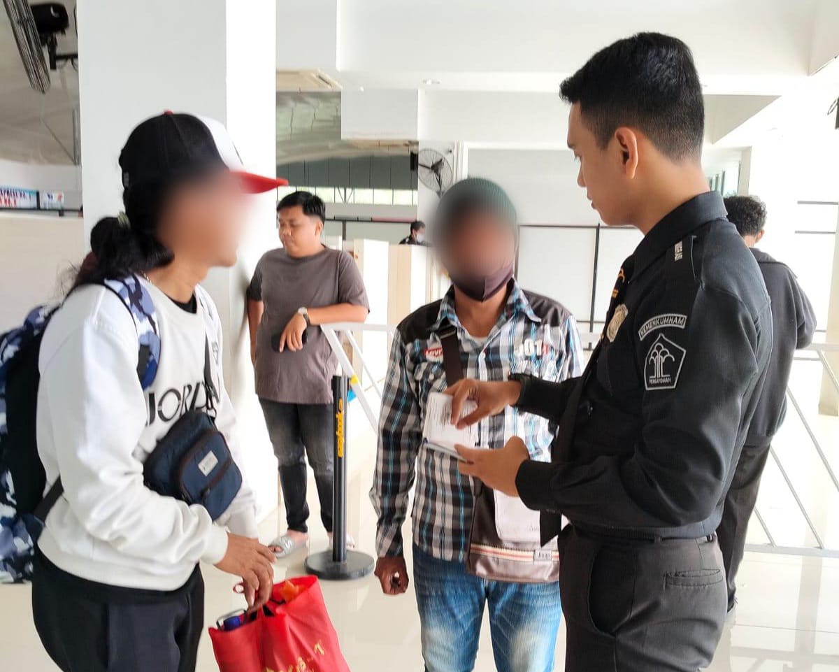 IMIGRASI NUNUKAN PEMERIKSAAN DOKUMEN: Petugas Imigrasi Kelas II TPI Nunukan melakukan pengecekkan dokumen keimigrasian penumpang yang akan berangkat ke Tawau,