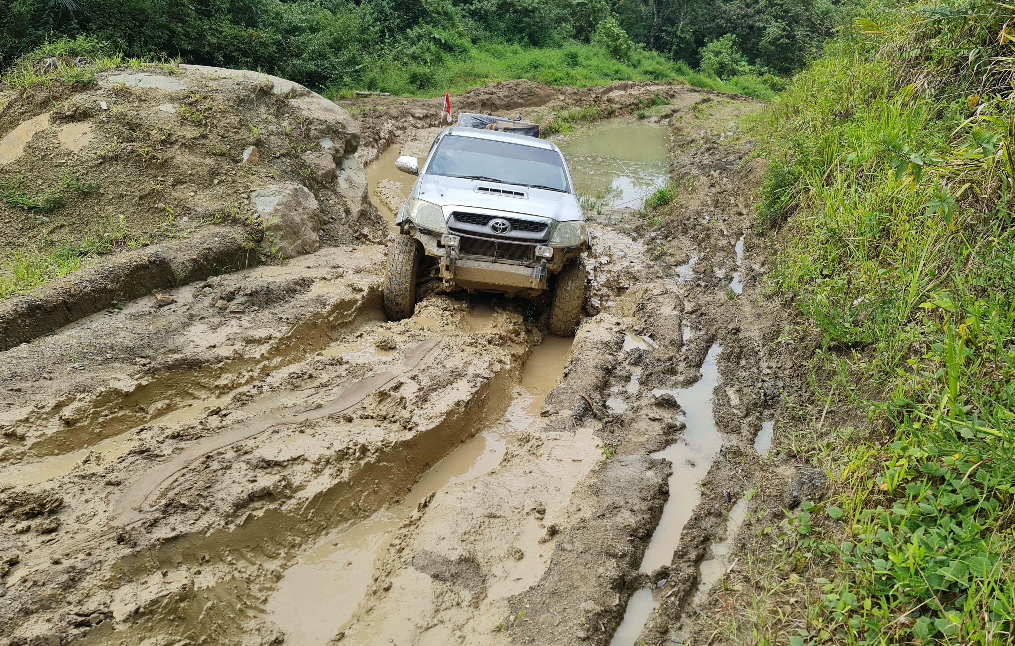 TEKNIS: Kondisi jalan di Krayan yang dikeluhkan masyarakat. FOTO: WARGA UNTUK RADAR TARAKAN