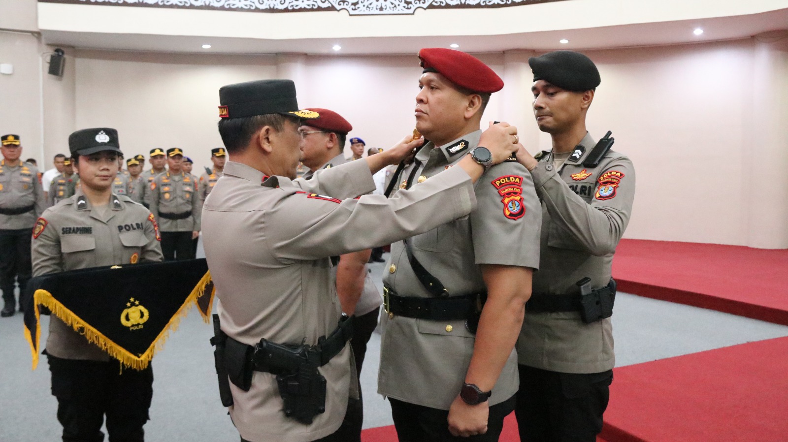 SERTIJAB : Kapolda Kaltara menyematkan tanda jabatan kepada Kombes Pol Dadan Wahyudi dalam upacara sertijab Dirreskrimsus Polda Kaltara di Mapolda Kaltara, Rabu (28/5).