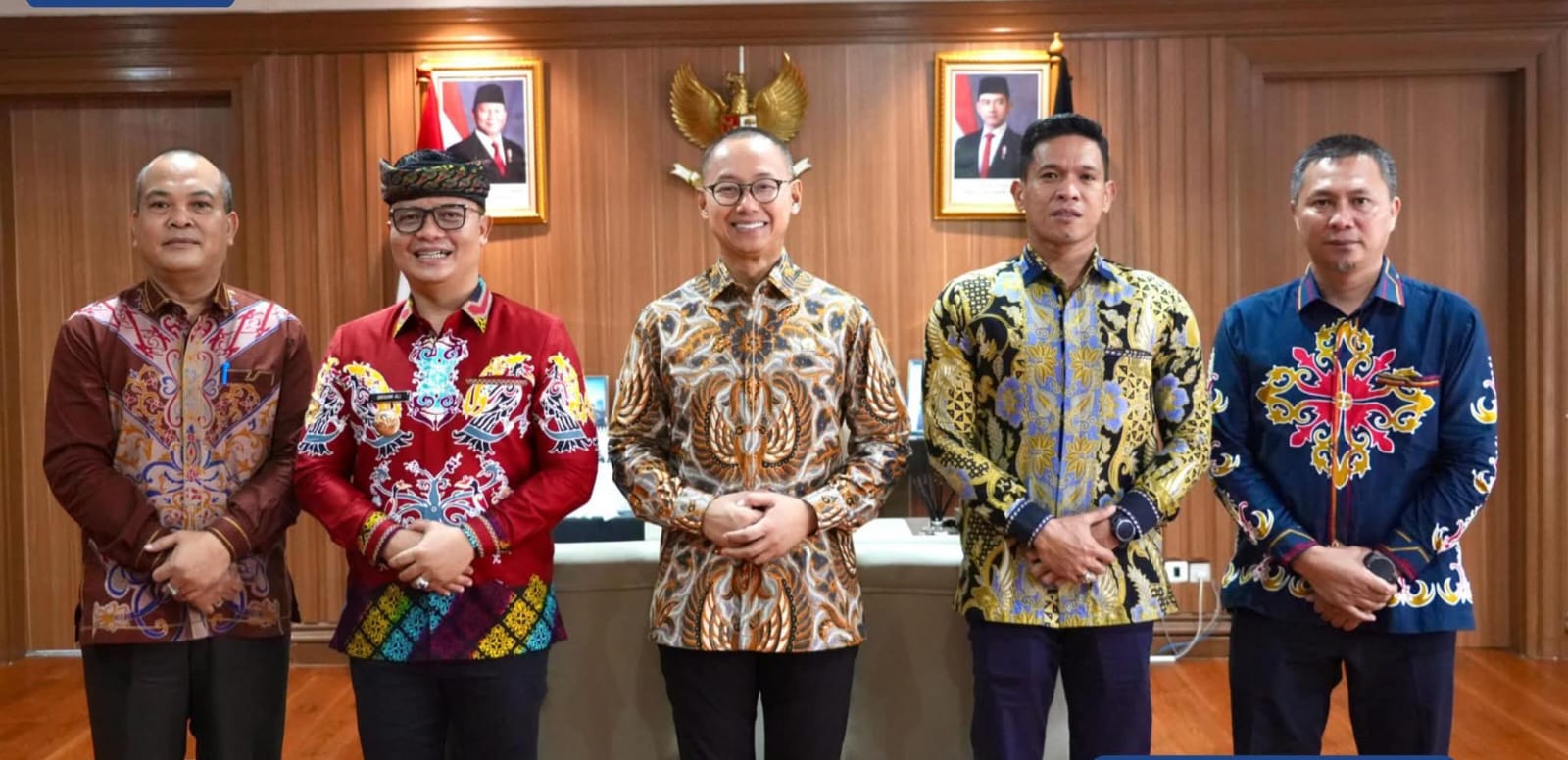 BAHAS MANGROVE: Bupati Ibrahim Ali bersama rombongan berfoto bersama dengan Wakil MPR RI Eddy Soeparno usai audiensi. FOTO: DISKOMINFO