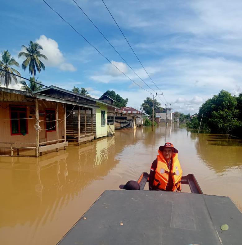 PEMANTAUAN: Personel BPBD Nunukan melakukan pengecekkan di wilayah terdampak banjir di Kecamatan Sembakung.FOTO:BPBD NUNUKAN