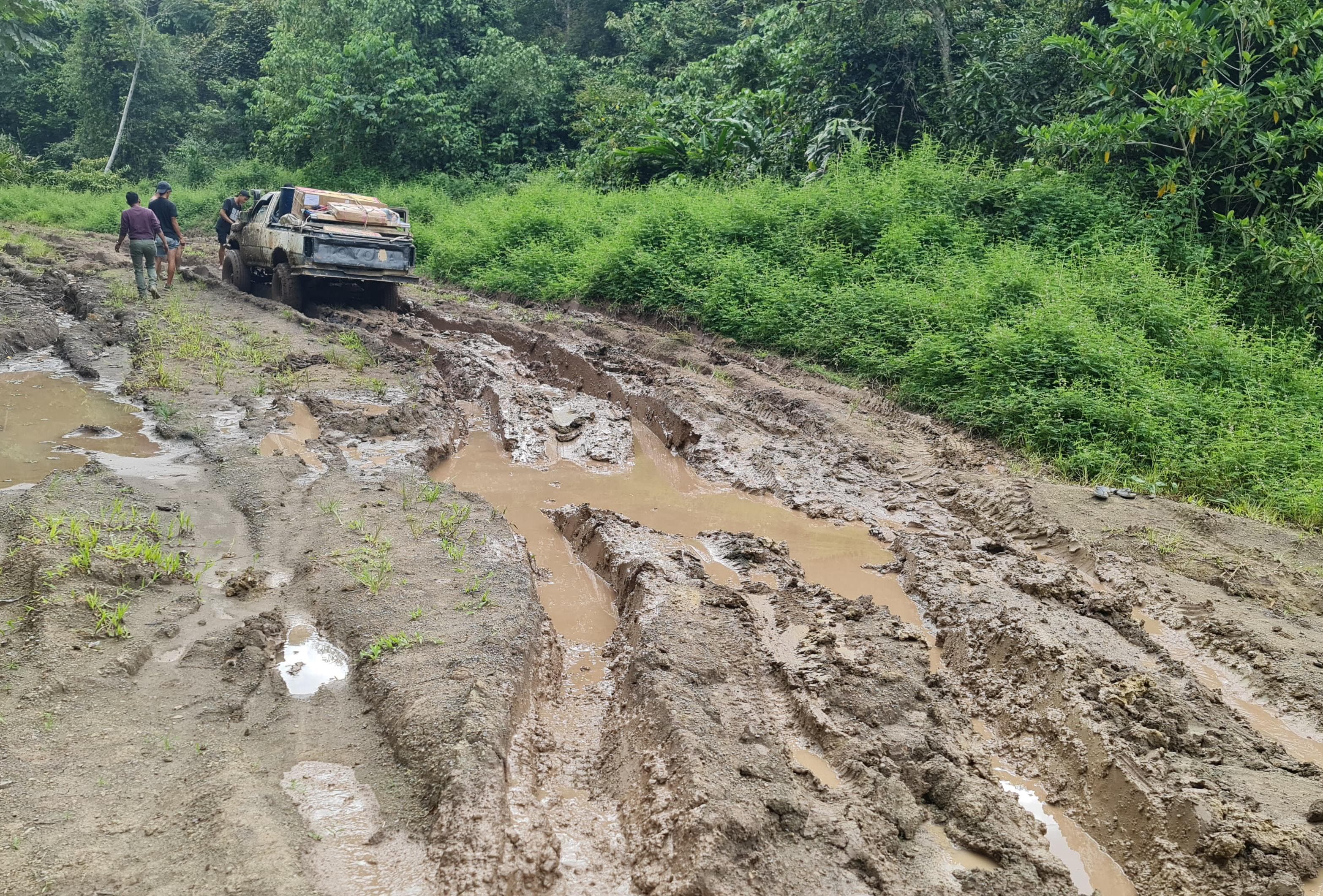 INFRASTRUKTUR: Kondisi jalan di Krayan yang saat ini sudah rusak parah. FOTO: ISTIMEWA