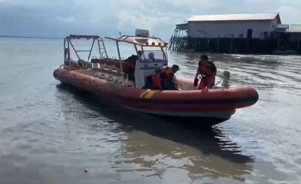 PENCARIAN : Tim SAR gabungan melakukan pencarian terhadap korban tenggelam.