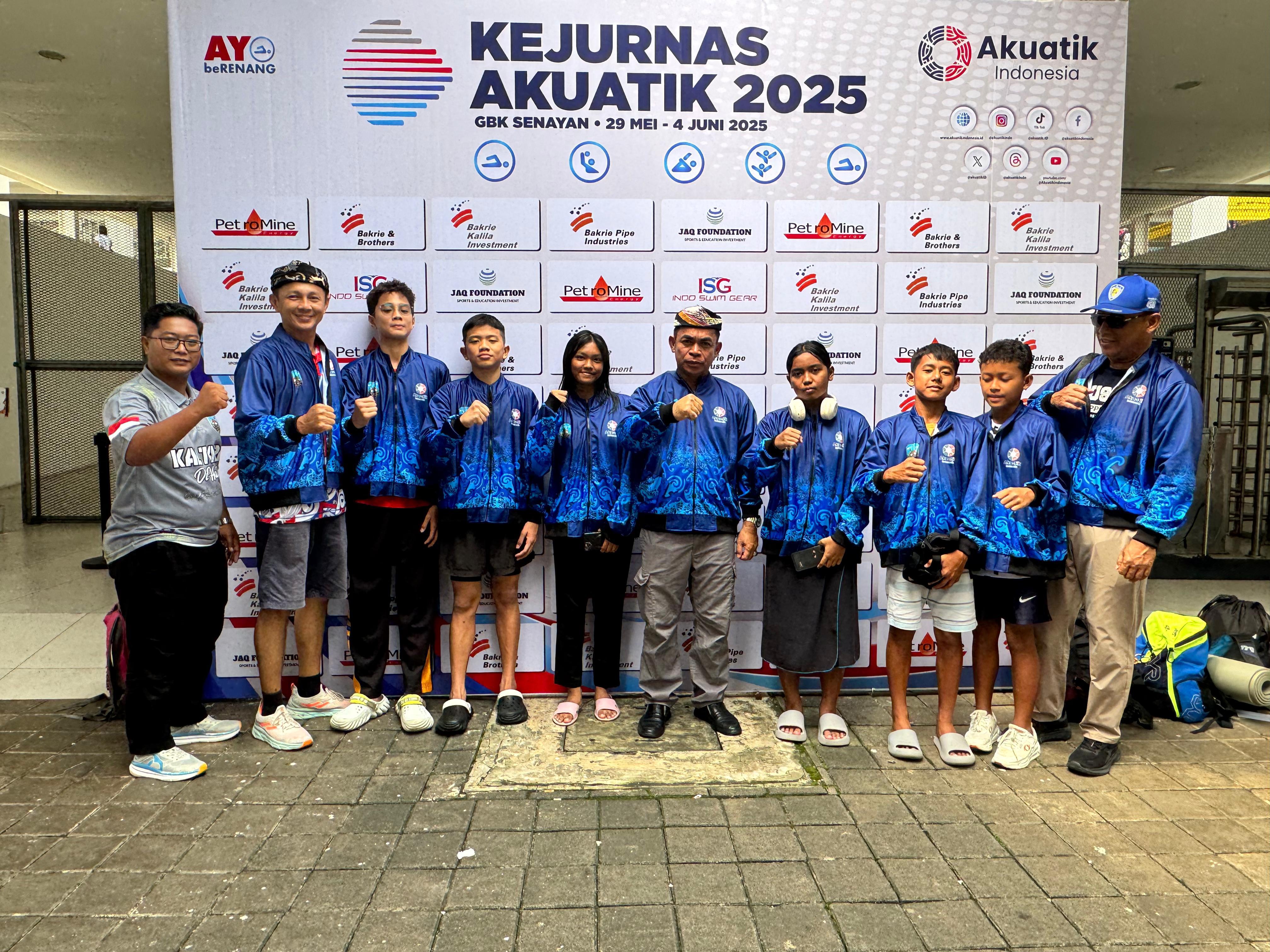 KEJURNAS : Atlet renang Kaltara bersama Ketua Akuatik Indonesia Kaltara di ajang Kejurnas yang berlangsung di Jakarta.FOTO:&nbsp;AKUATIK KALTARA