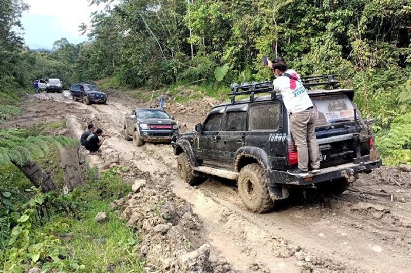 INFRASTRUKTUR: Kondisi jalan di wilayah perbatasan Kaltara yang saat ini rusak parah. FOTO: ISTIMEWA