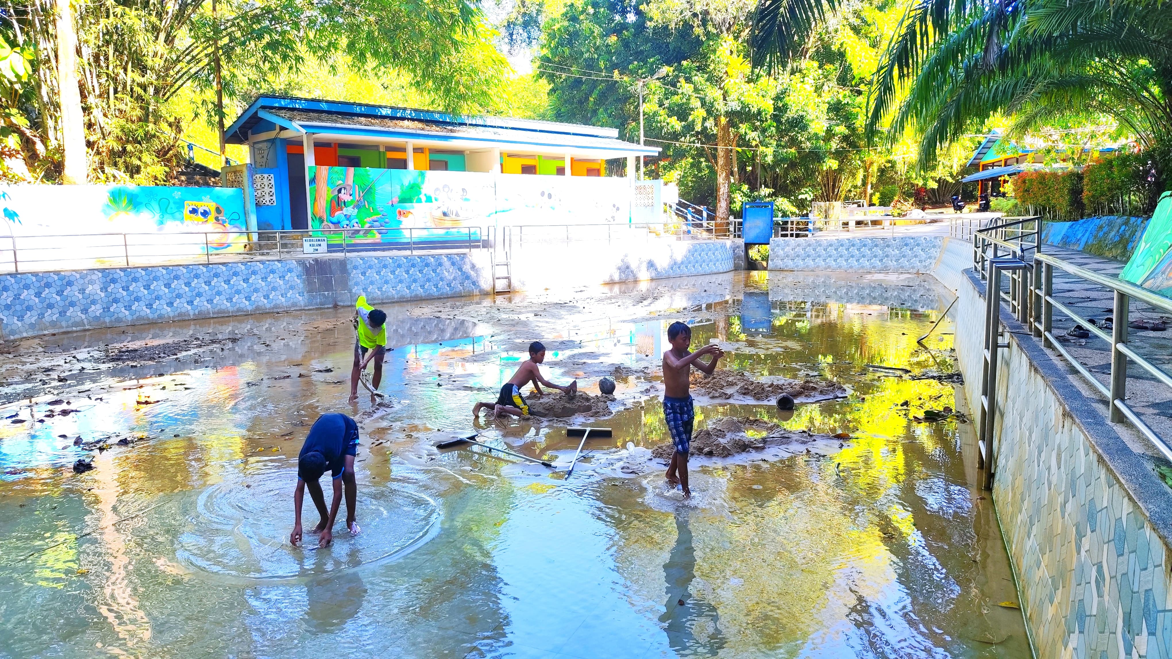 MULAI DILUPAKAN: Kolam pemandian yang berisi lumpur bercampur pasir di Agrowisata Karungan. FOTO:&nbsp;NATANAEL/RADAR TARAKAN.