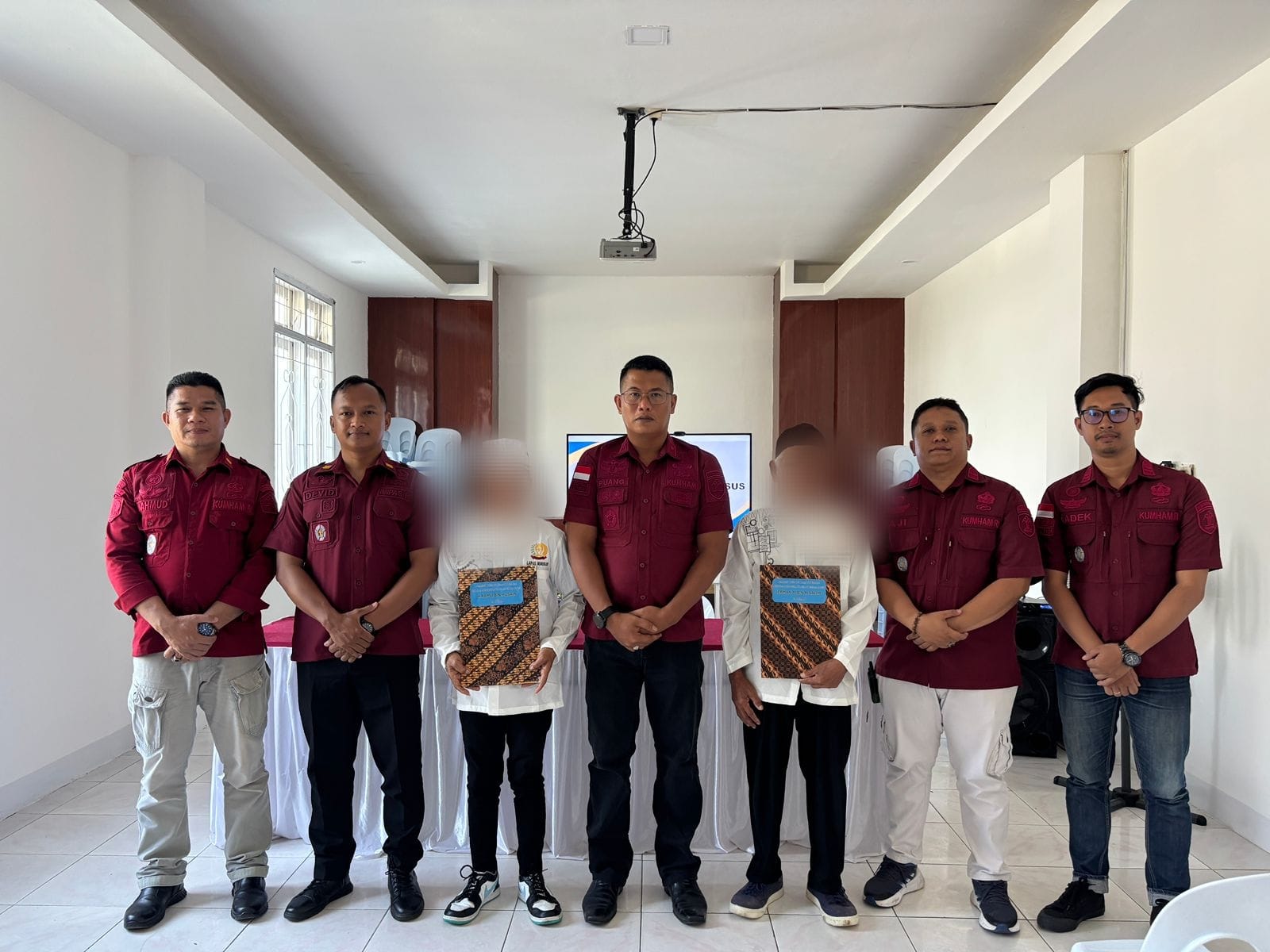APRESIASI: Kalapas Nunukan Puang Dirham menyerahkan remisi khusus kepada dua warga binaan Lapas Nunukan.