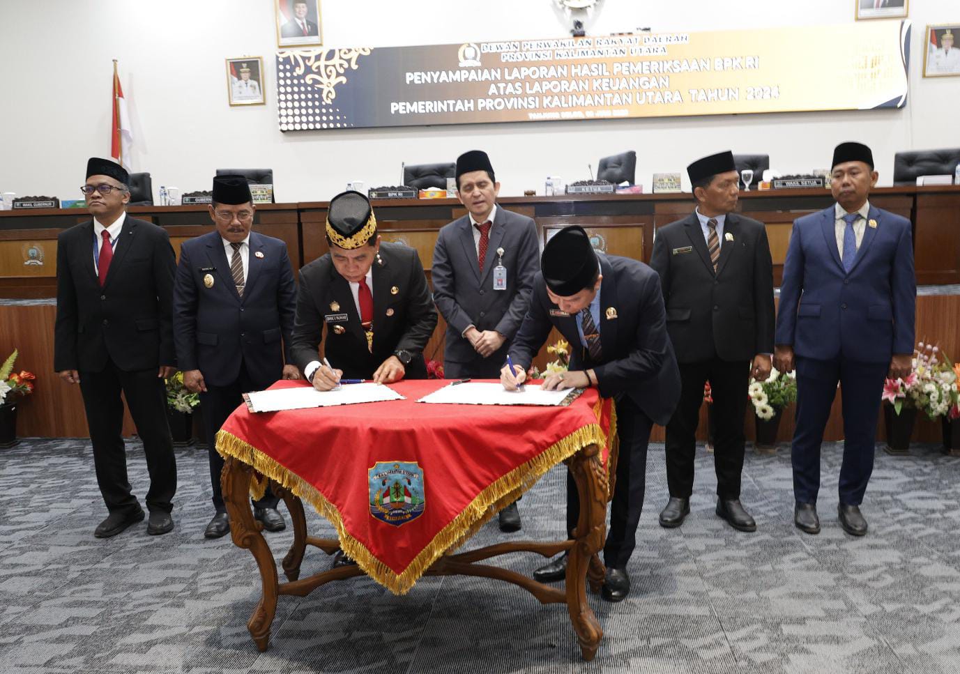 AUDIT: Penandatanganan dokumen LHP BPK RI atas LKPD Kaltara tahun 2024. FOTO: HUMAS DPRD KALTARA UNTUK RADAR TARAKAN