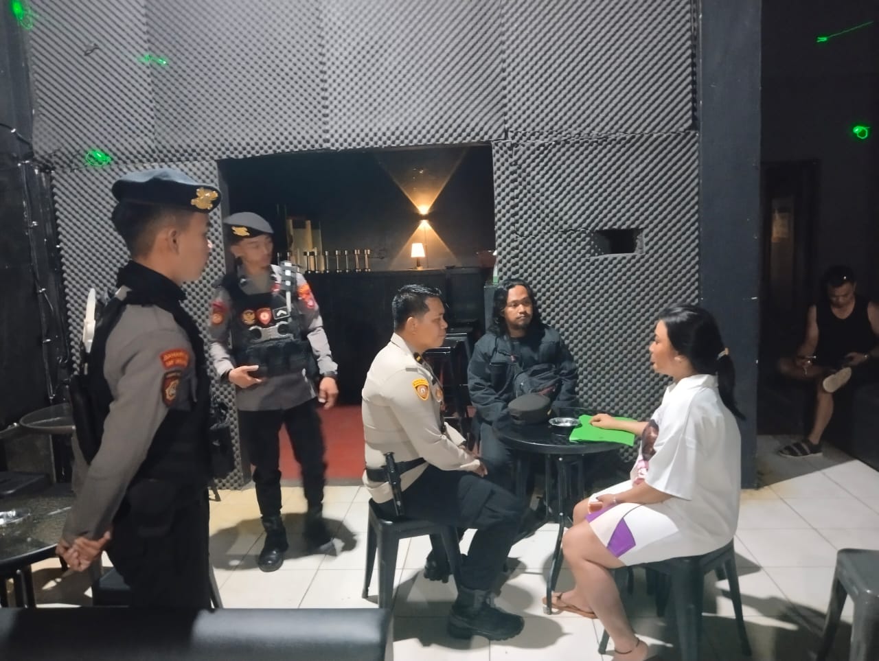 PENGAWASAN : Petugas Polresta Bulungan saat memberikan imbauan kepada pengelola THM di Tanjung Selor.