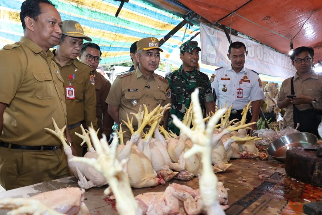 AGUS DIAN ZAKARIA/RADAR TARAKAN SIDAK : Pemkot Tarakan memantau Harga di Pasar Gusher.