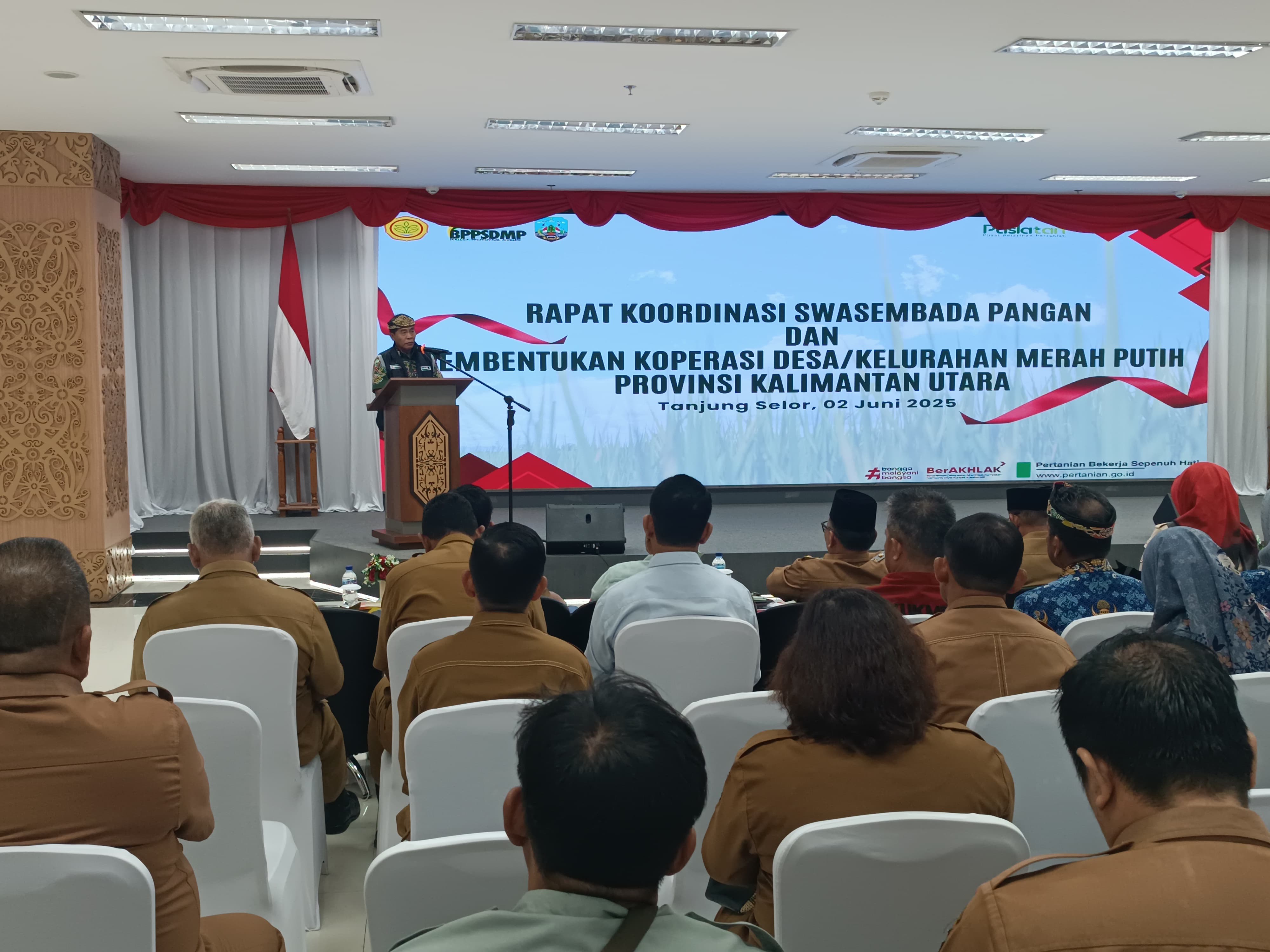 RAKOR: Gubernur Kaltara, Zainal A Paliwang saat sambutan pada rakor swasembada pangan di Tanjung Selor, Senin (2/6/2025). FOTO: IWAN K/RADAR TARAKAN