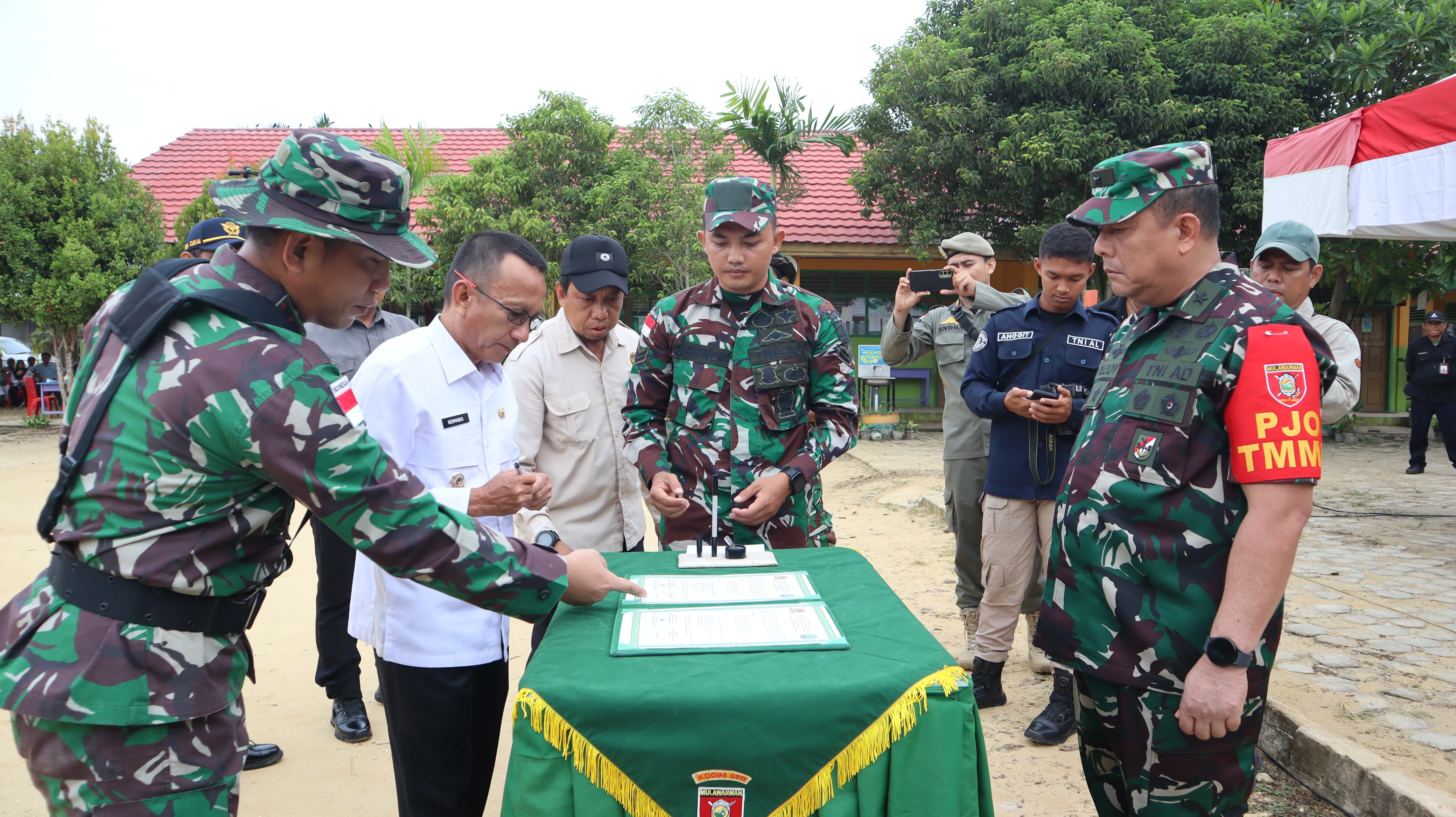 PENYERAHAN: Irdam VI/MLW Brigjen TNI Eventius Teddy Danarto menyaksikan penandatanganan penyerahan hasil TMMD ke-124 2025 dari Dandim 0911/Nunukan Letkol Inf Albert Frantesca Hutagalung