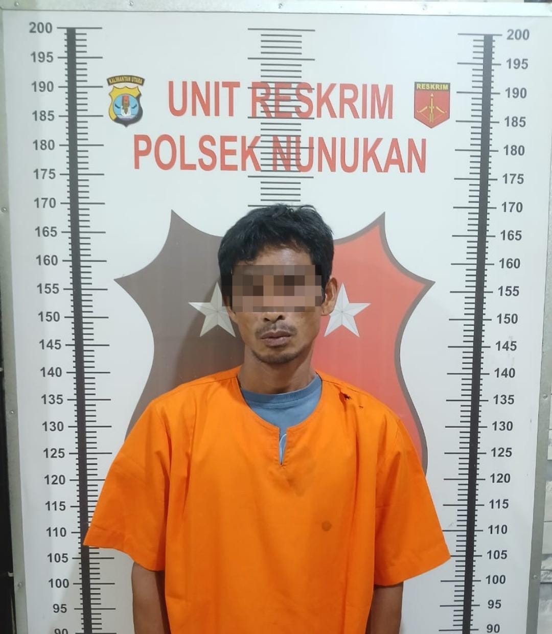 DIAMANKAN: Pelaku R (44) telah diamankan di kantor Polsek Nunukan usai digiring dari Sebakis, Nunukan Barat. FOTO:&nbsp;DOK POLSEK NUNUKAN