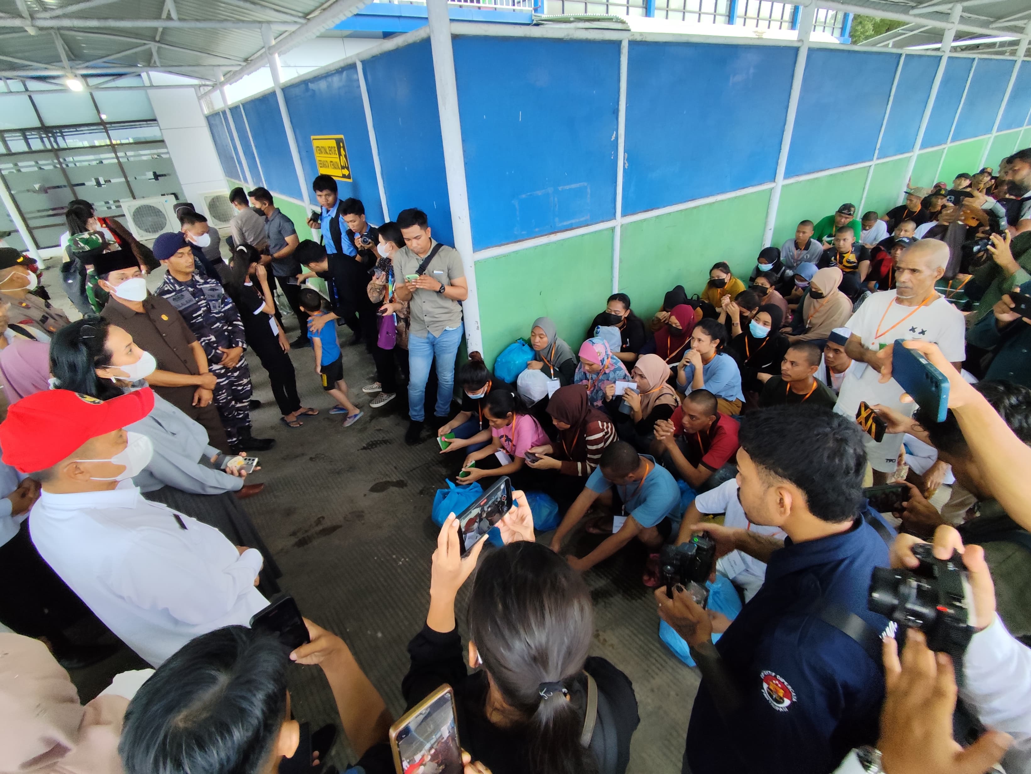 SOSIALISASI: Wakil Menteri Pelindungan Pekerja Migran Indonesia (P2MI), Christina Aryani memberikan arahan kepada PMI yang dideportasi melalui Pelabuhan Tunon Taka, Nunukan. FOTO:&nbsp;ASRULLAH