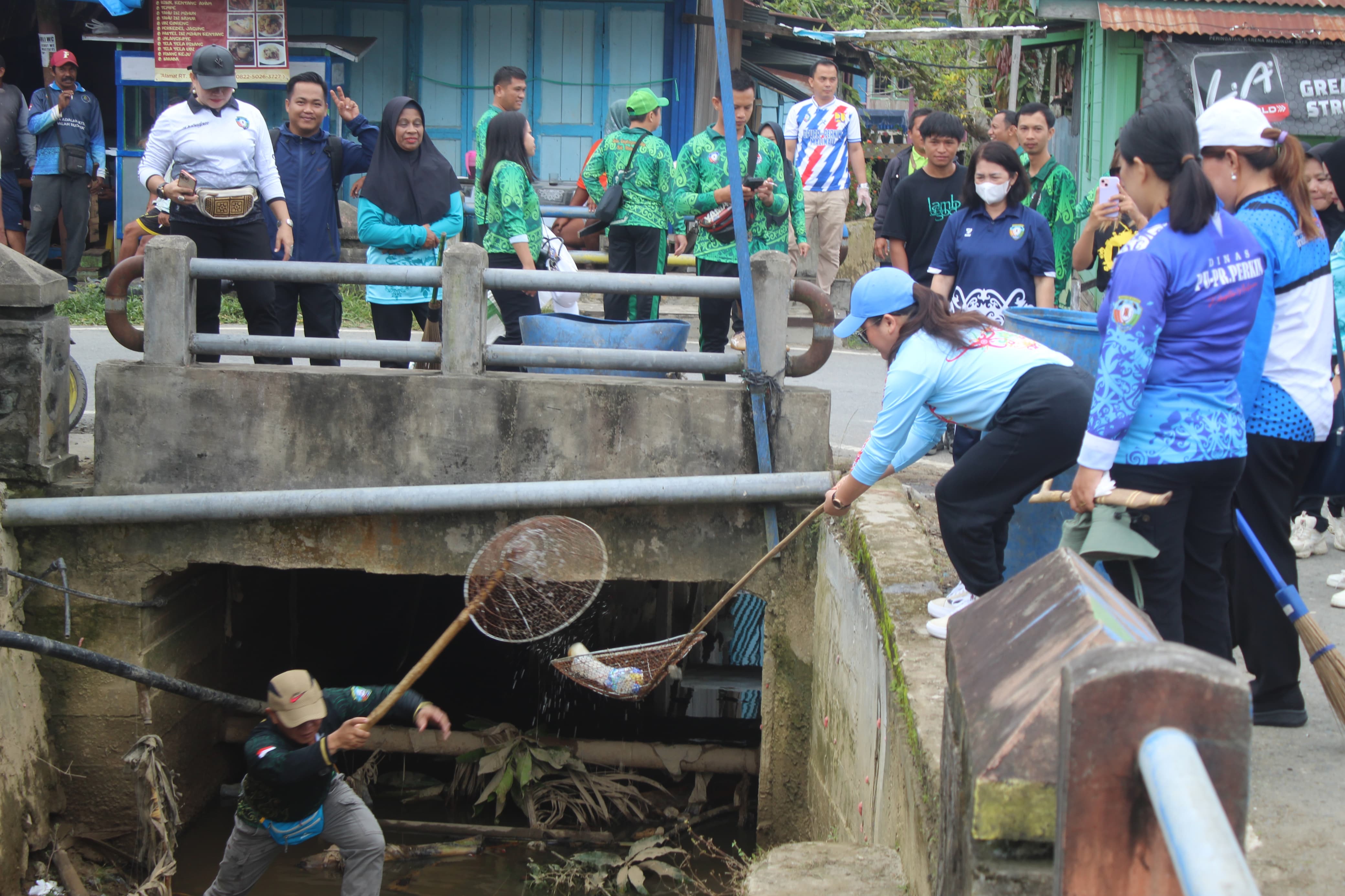 DIPA/RADAR TARAKAN PENATAAN: Aksi Bersih Sampah Plastik dalam memperingati Hari Lingkungan Hidup Sedunia oleh Pemkab Malinau.