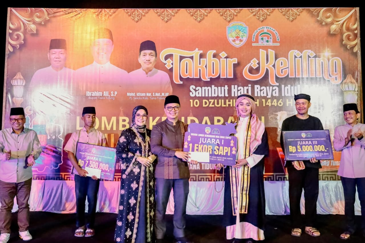 JUARA; Bupati Tana Tidung Ibrahim Ali menyerahkan hadiah.(foto: IST)