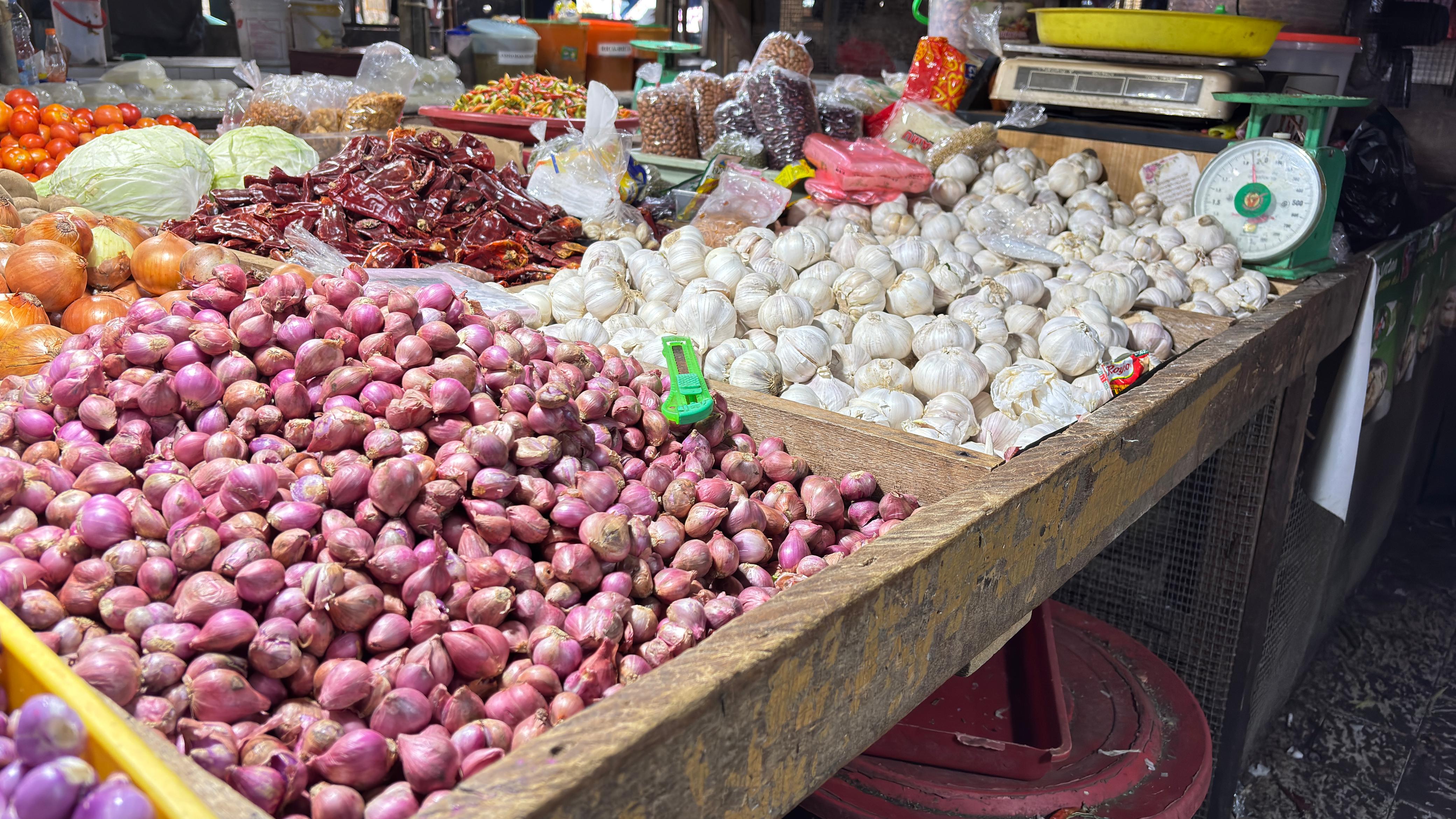 NAIK: Pasokan bawang di Pasar Gusher Tarakan. FOTO:WILDAN/RADAR TARAKAN