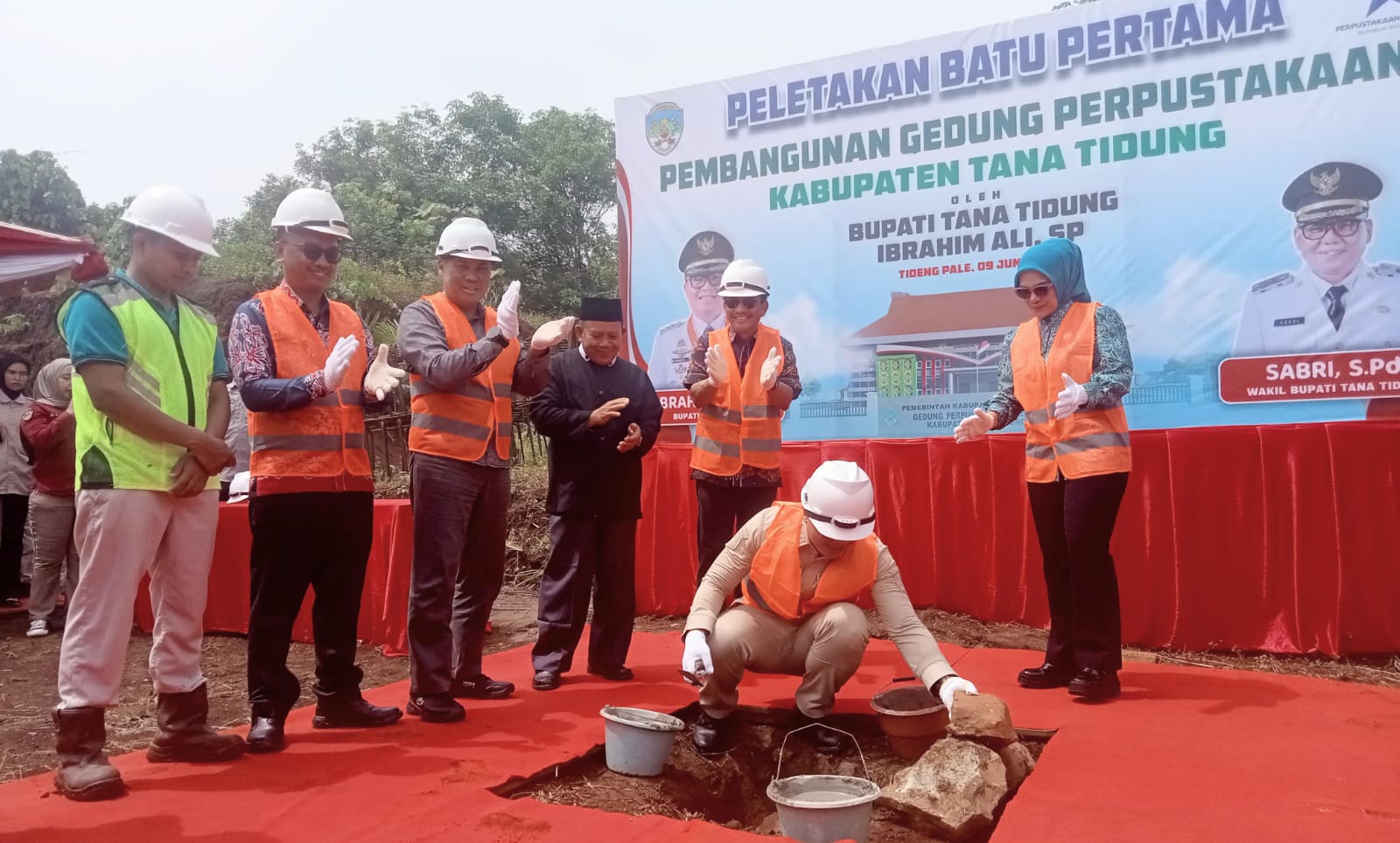 DIMULAI: Bupati Tana Tidung, Ibrahim Ali, melakukan peletakan batu pertama pembangunan perpustakaan daerah di Tana Tidung. FOTO: IST