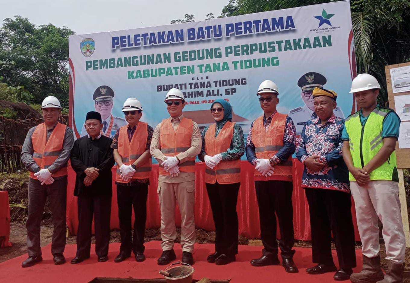 ABADIKAN MOMEN: Bupati Ibrahim Ali berfoto bersama setelah melakukan peletakan batu pertama. (FOTO: IST)