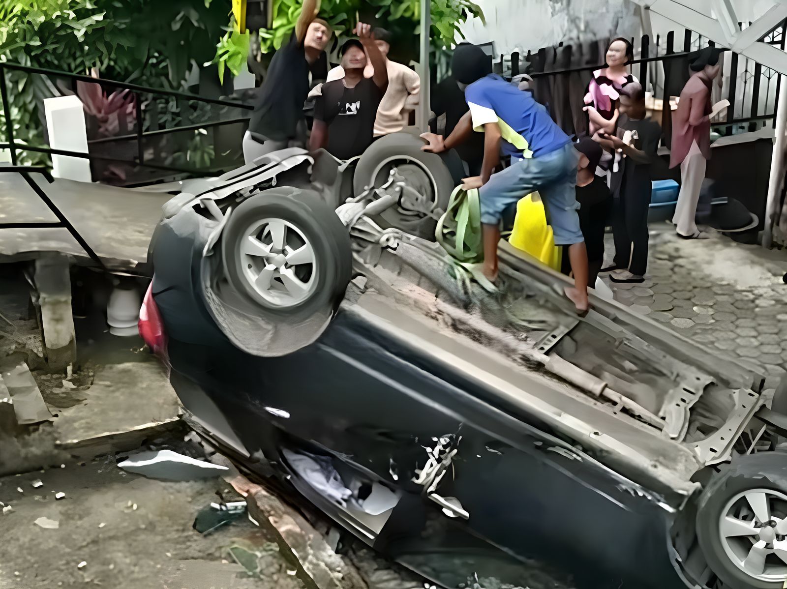 KECELAKAAN: Mobil Toyota Rush milik RSUKT terbalik dan terguling ke rumah warga. FOTO:&nbsp;TANGKAP LAYAR/RADAR TARAKAN
