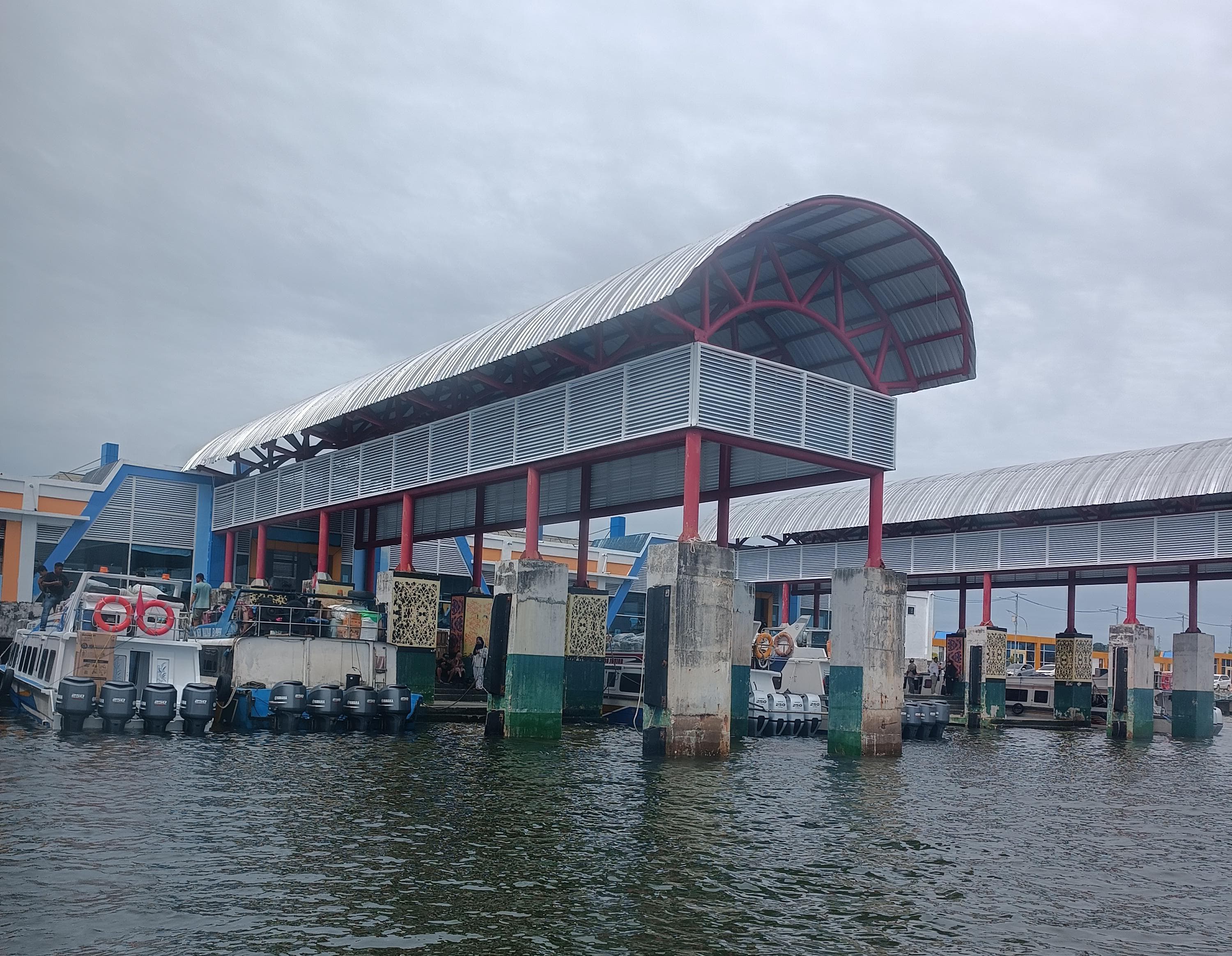 PENUMPANG: Angkutan perairan di Kaltara yang dilakukan menggunakan speedboat. FOTO: IWAN K/RADAR TARAKAN