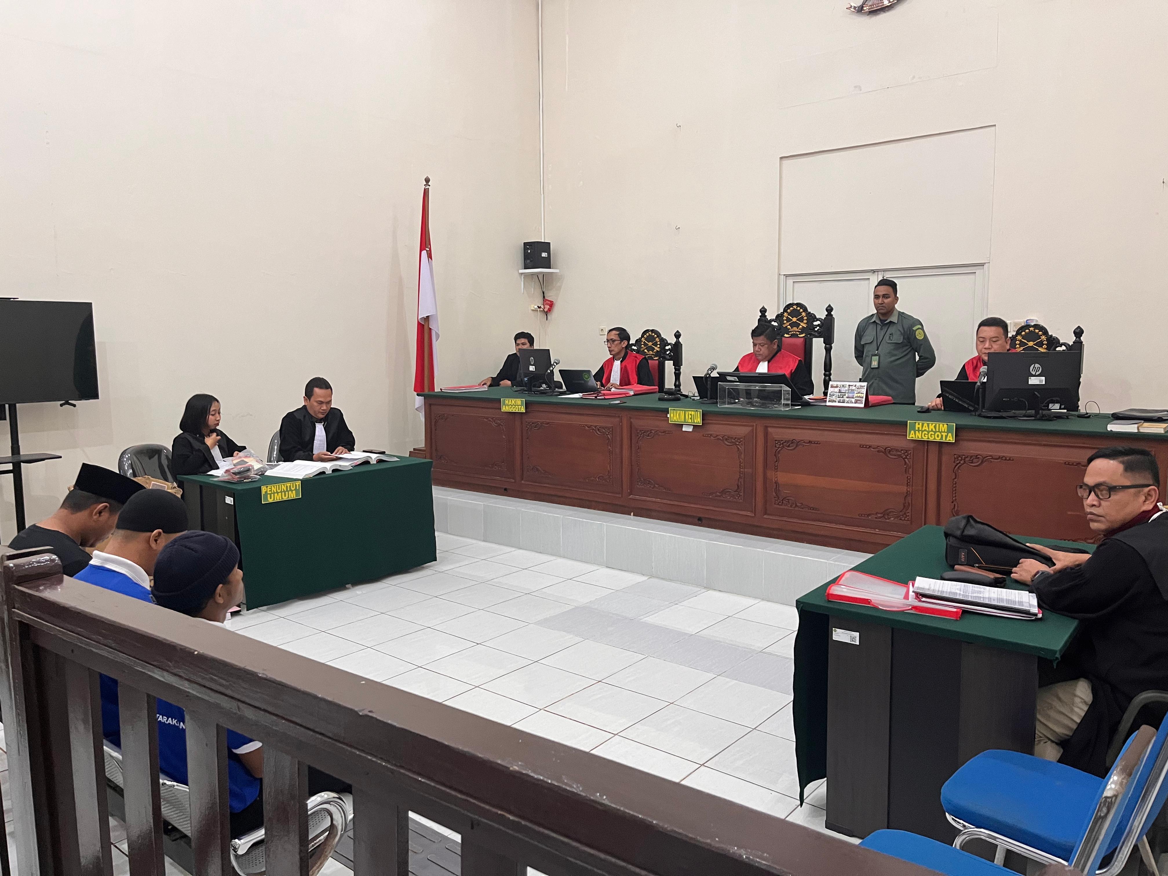 ELIAZAR/RADAR TARAKAN BERIKAN KETERANGAN : Para terdakwa perkara sabu 74 kg yang memberikan keterangan di PN Tarakan.