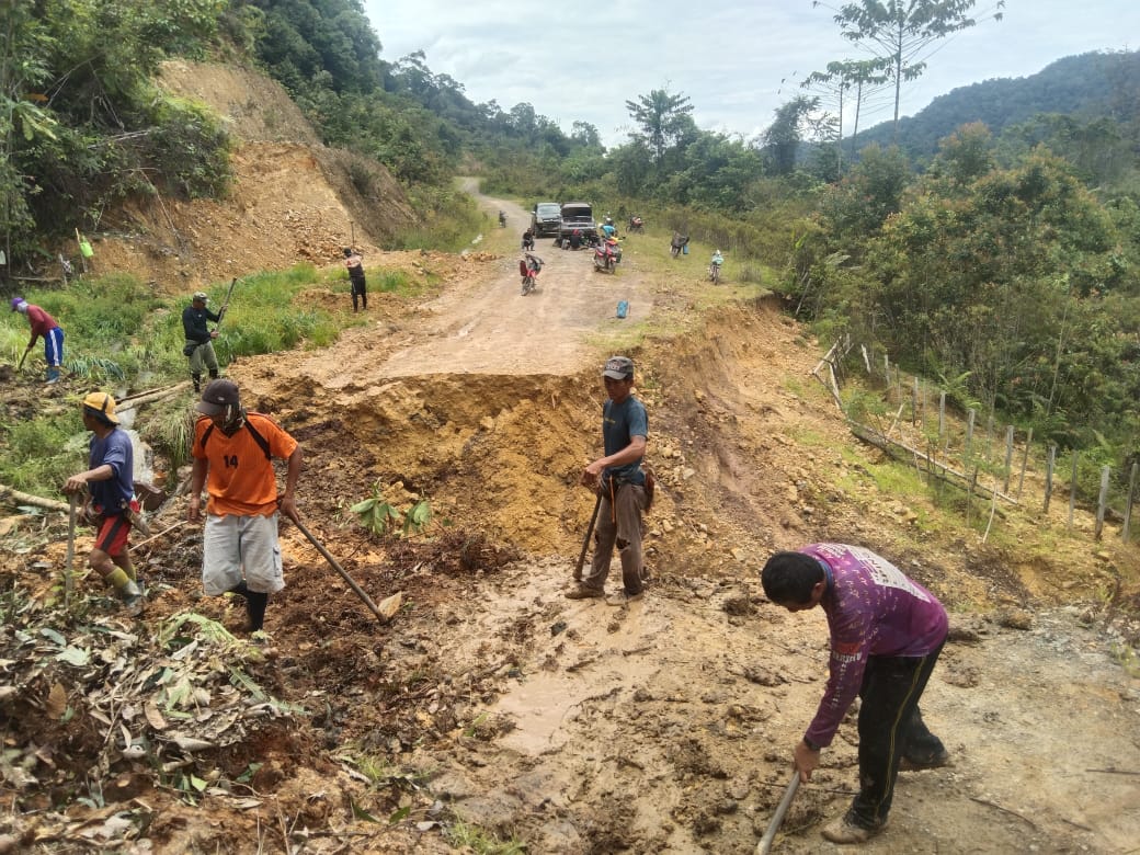 TERPUTUS: Bencana longsor terjadi di Jalan Lingkar Krayan. Panjang jalan yang terputus sekira 8 meter antara Long Padi dengan Long Rungan, Krayan Tengah.