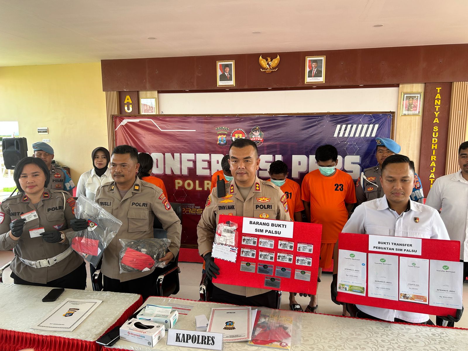ELIAZAR/RADAR TARAKAN SIM PALSU : Sejumlah barang bukti yang digunakan para pelaku mencetak SIM palsu berhasil diamankan.