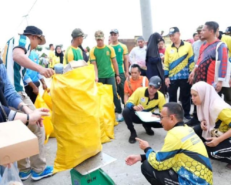 PEMBERSIHAN : Bupati Nunukan H. Irwan Sabri kerja bakti di area Ruang Terbuka Publik Paras Perbatasan saat peringatan Hari Lingkungan Hidup Sedunia.