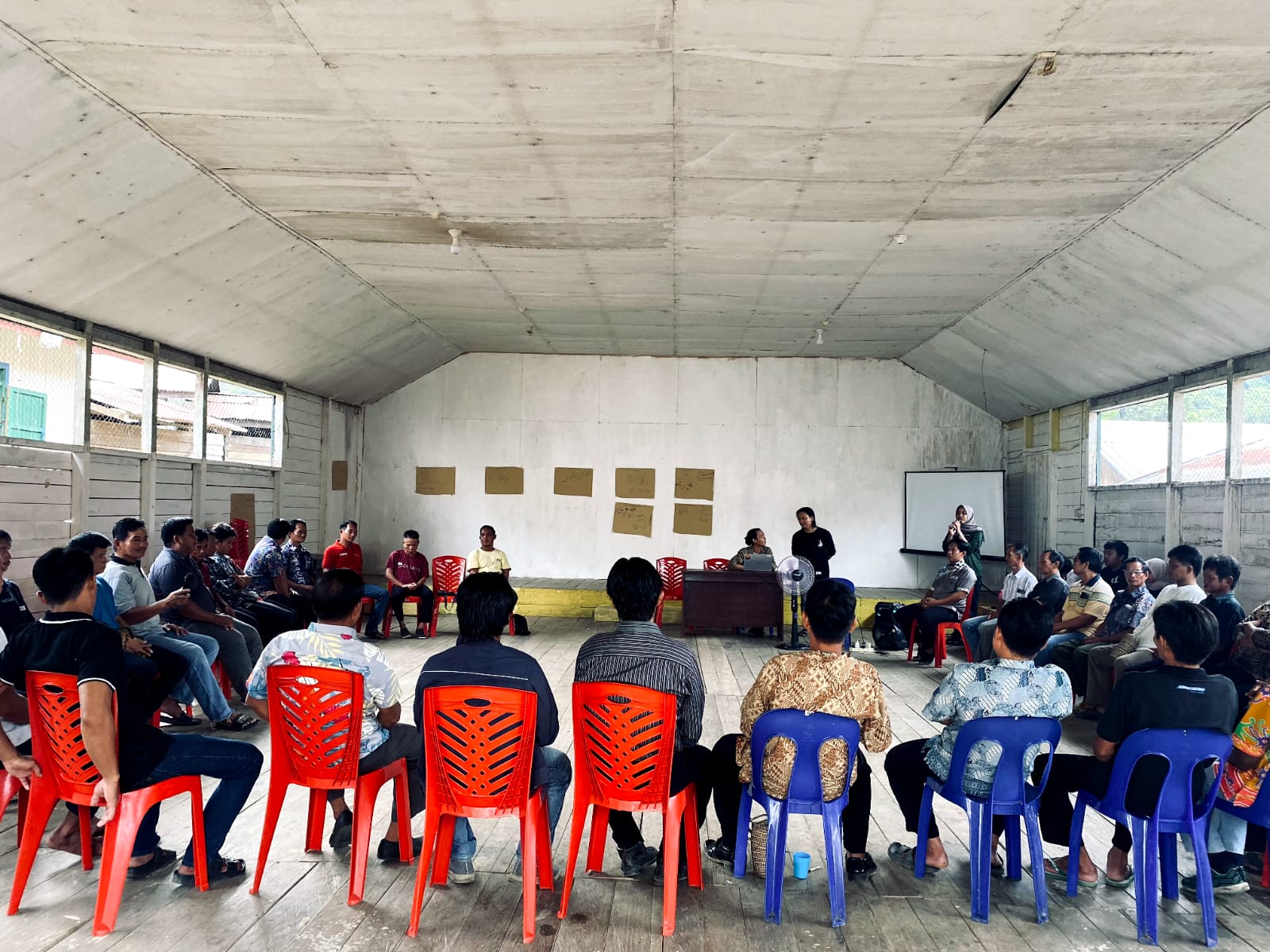LINDUNGI HUTAN: Puluhan perwakilan masyarakat dari sembilan desa mengikuti Pelatihan Pemantauan Ekosistem Berbasis Partisipatif di Desa Metut. FOTO:&nbsp;IST